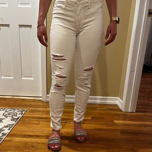 Abercrombie & Fitch white ripped jean size 26.